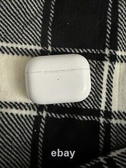 Apple AirPods Pro 2ème génération avec étui de chargement sans fil MagSafe Blanc