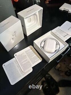 Apple Airpods Pro (2ème génération) avec étui de chargement sans fil Magsafe et blanc