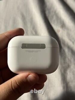 Écouteurs Apple AirPods Pro avec boîtier de chargement sans fil MagSafe
